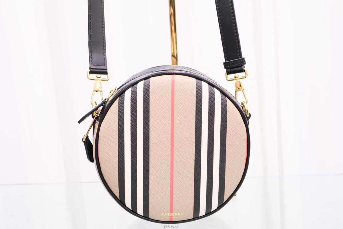 Burberry ������ ���̽� ��Ʈ������ �ƹ��� ũ�ν��� 8027293������ ���̽� ��Ʈ������ �ƹ��� ũ�ν��� 8027293