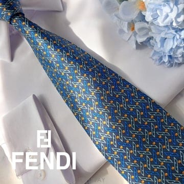 FENDI 펜디 실크 네이비 전체 로고 기하 패턴 넥타이 9.7cm A등급 e2137