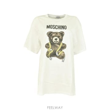 Moschino 26 FW ��Ű�� �׷��� ����Ʈ Ƽ���� V070755411001 TP45895562726 FW ��Ű�� �׷��� ����Ʈ Ƽ���� V070755411001 TP45