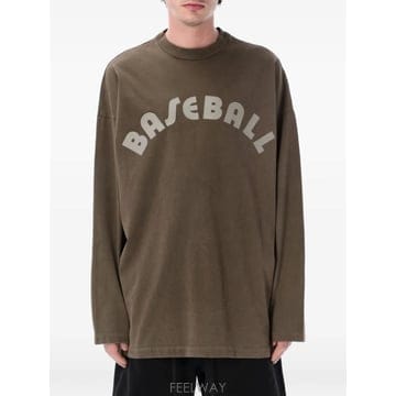 Fear of God 26 FW �Ǿ���갫 �ΰ� ����Ʈ ��Ҹ� Ƽ���� FG9M109954HWJ TP45701543826 FW �Ǿ���갫 �ΰ� ����Ʈ ��Ҹ� Ƽ���� FG9M109954H