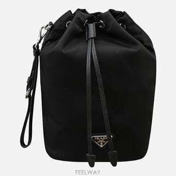 프라다 드로스트링 버킷 백