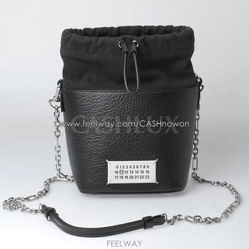 메종 마르지엘라 시그니처 라벨탭 체인스트랩 버킷백(S61WG0035)