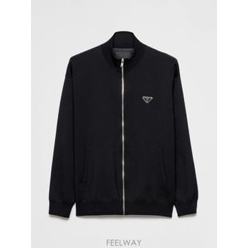 프라다 라운드넥 블랙