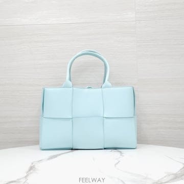 [럭스유] 보테가베네타 아르코 레더 스몰 토트백 페일블루 652867