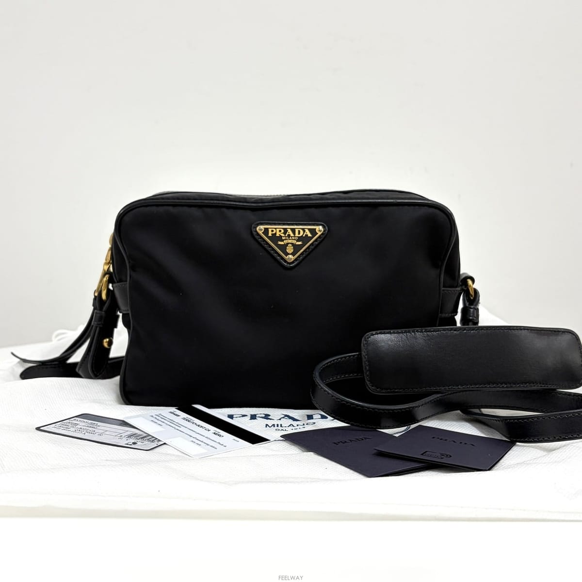 PRADA ����� �ﰢ�ΰ� ���Ϸ� ī�޶�� ũ�ν��� ���� (1BH089)����� �ﰢ�ΰ� ���Ϸ� ī�޶�� ũ�ν��� ���� (1BH089)