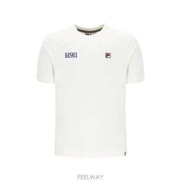 FILA 26 FW �ʶ� �Ǻ�� �ΰ� ��ġ ���ΰ� �ڼ� Ƽ���� SS26MH020130 TP45532827726 FW �ʶ� �Ǻ�� �ΰ� ��ġ ���ΰ� �ڼ� Ƽ���� SS26MH0