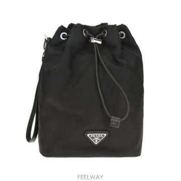 프라다 Re 나일론 로고 플라크 파우치