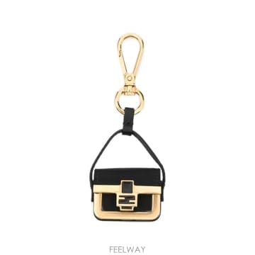 당일배송 펜디 Pico Baguette charm keyring