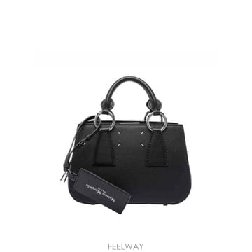 26SS 메종 마르지엘라 Crafted from 프리미엄 블랙 레더  Features an 조절형 앤 탈부착