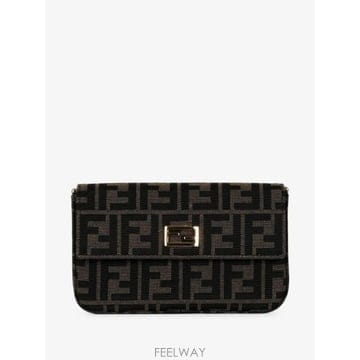 FENDI 26 FW ��� ��ī FF ��Ƽ�� Ŭ��ġ 8M0600B1JY TP45851470026 FW ��� ��ī FF ��Ƽ�� Ŭ��ġ 8M0600B1JY TP45851470