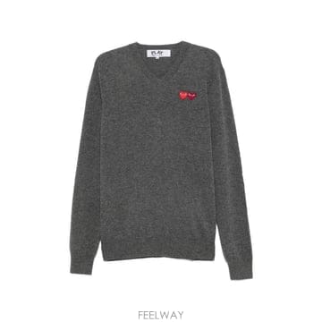 26 FW 꼼데가르송 하트 패치 V넥 스웨터 AZN056 TP455376746