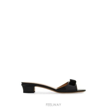 Ferragamo 26 FW ��󰡸� �ٶ� ���� �����̵� ���� 790899 TP45452102226 FW ��󰡸� �ٶ� ���� �����̵� ���� 790899 TP454521