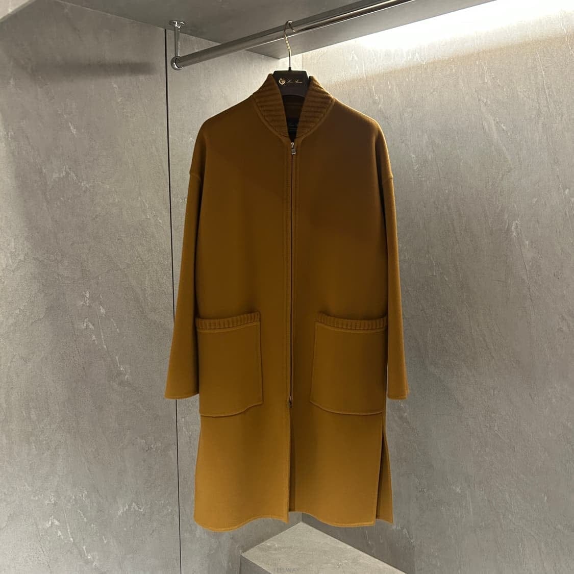 Loro Piana �η��ǾƳ� ���̺�ĳ�ù̾� ����� Ʈ���� ���� ��Ʈ�η��ǾƳ� ���̺�ĳ�ù̾� ����� Ʈ���� ���� ��Ʈ