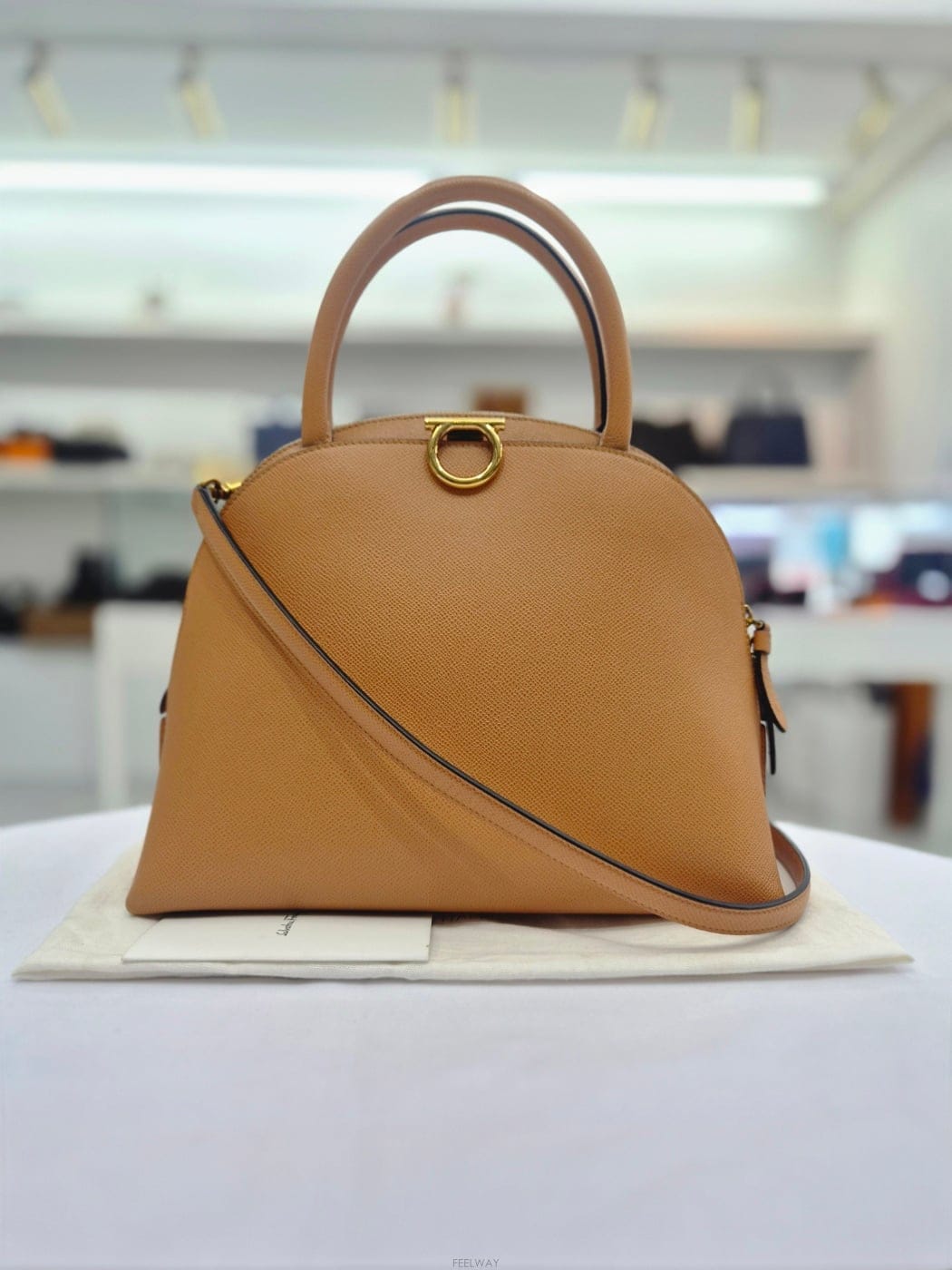 Ferragamo �䷹���� ��ġ�� ����� ž �ڵ� ũ�ν��� 21 0428�䷹���� ��ġ�� ����� ž �ڵ� ũ�ν��� 21 0428
