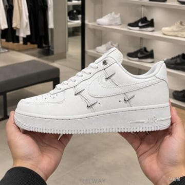 나이키 에어포스 1 07 LV8 캐주얼 스니커즈 올백 화이트 세일 메탈릭 실버 미니 스우시