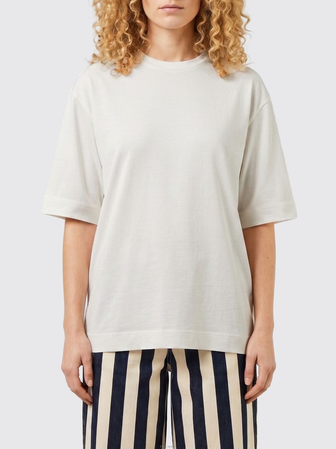 Jacquemus [A6] ��ũ���� 26ETSW00588AJ00254 ���� Ƽ���� 26ETSW00588AJ00254-100[A6] ��ũ���� 26ETSW00588AJ00254 ���� Ƽ���� 26ETSW005