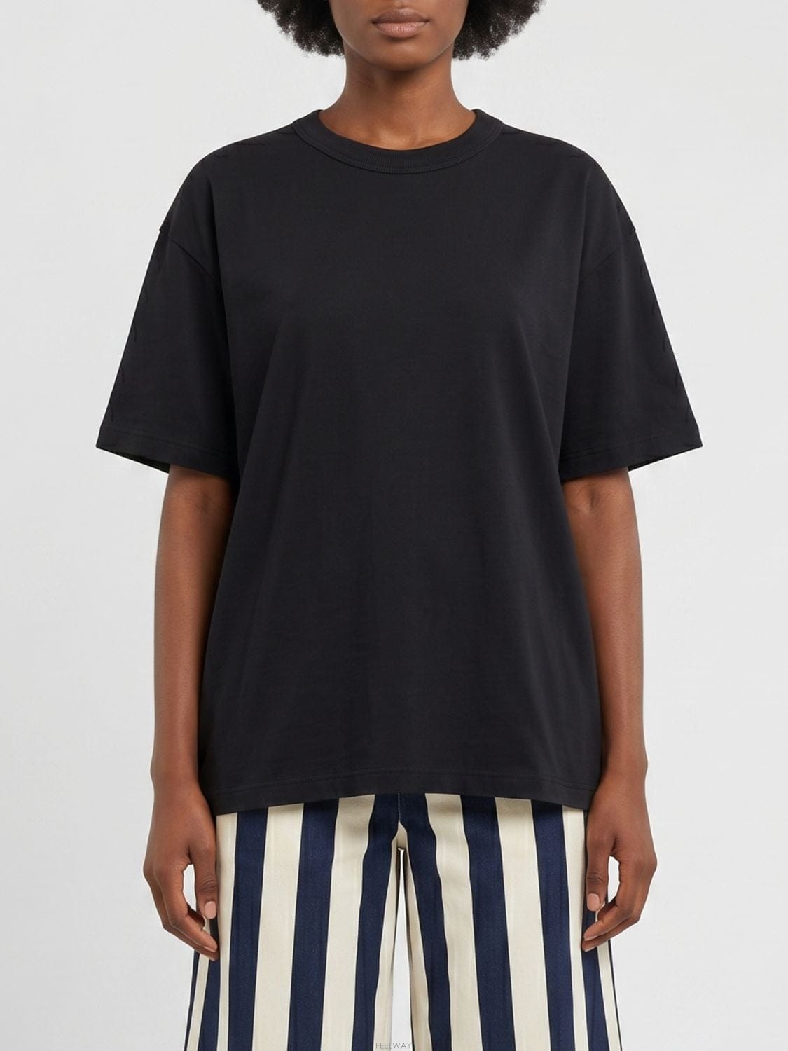 Jacquemus [A6] ��ũ���� 26ETSW00589AJ00254 ���� Ƽ���� 26ETSW00589AJ00254-990[A6] ��ũ���� 26ETSW00589AJ00254 ���� Ƽ���� 26ETSW005