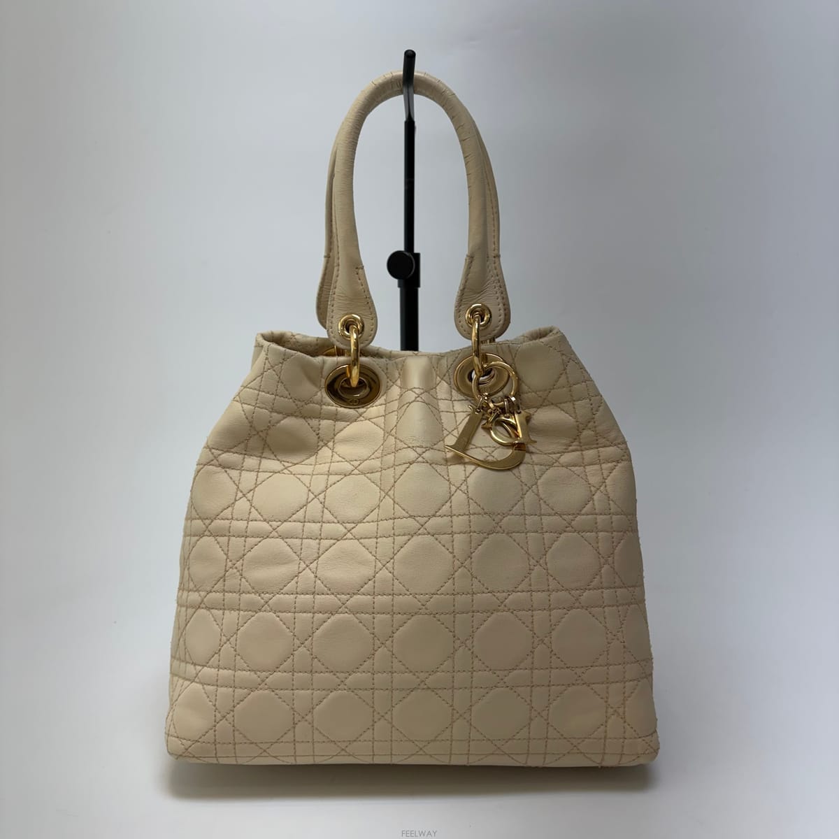 DIOR ��� DIOR�� ��� ���� ��Ʈ�� ���̺��� ���� �̵�� (���, ������)��� DIOR�� ��� ���� ��Ʈ�� ���̺��� ���� �̵�� (