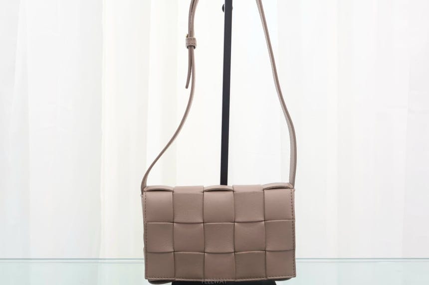 Bottega Veneta ���װ�����Ÿ ī��Ʈ ���� �����׷��� ũ�ν��� 730848 ��ȭ��Ǯ�º��װ�����Ÿ ī��Ʈ ���� �����׷��� ũ�ν��� 730848 ��