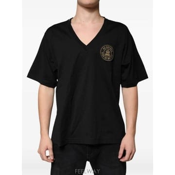 Dolce&Gabbana 26 FW ��ü�ذ��ٳ� DG �ο� V�� Ƽ���� TSH87440 TP45831359426 FW ��ü�ذ��ٳ� DG �ο� V�� Ƽ���� TSH87440 TP45831