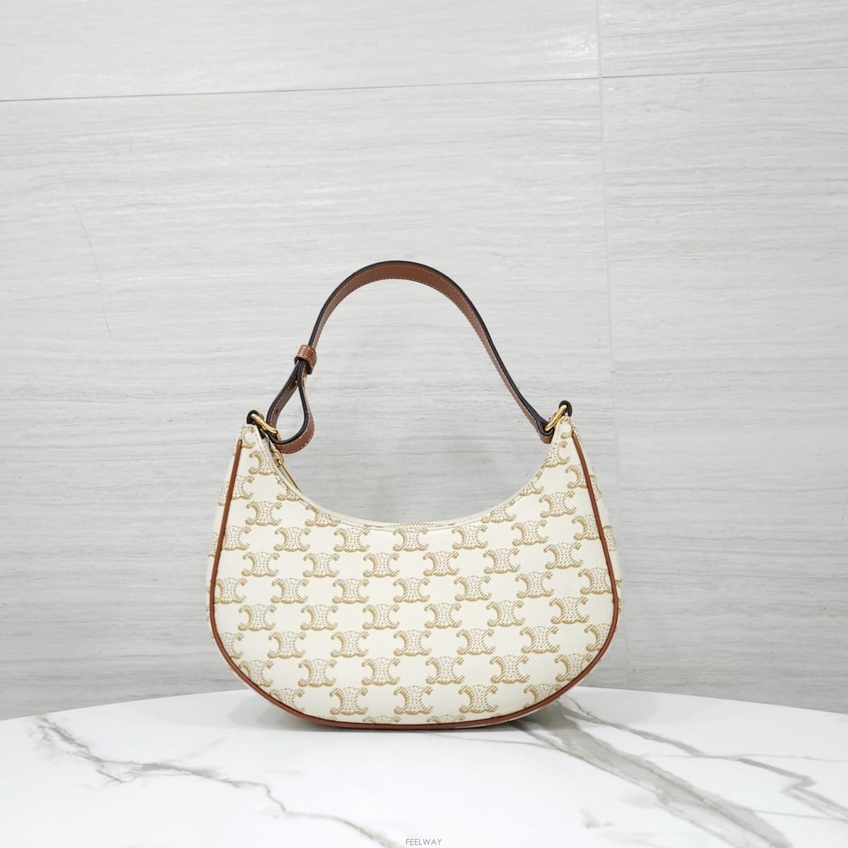 CELINE [������] ������ Ʈ������ �ڼ� ��ī�� �̵�� ȭ��Ʈ ź 193952BZJ[������] ������ Ʈ������ �ڼ� ��ī�� �̵�� ȭ��Ʈ ź 