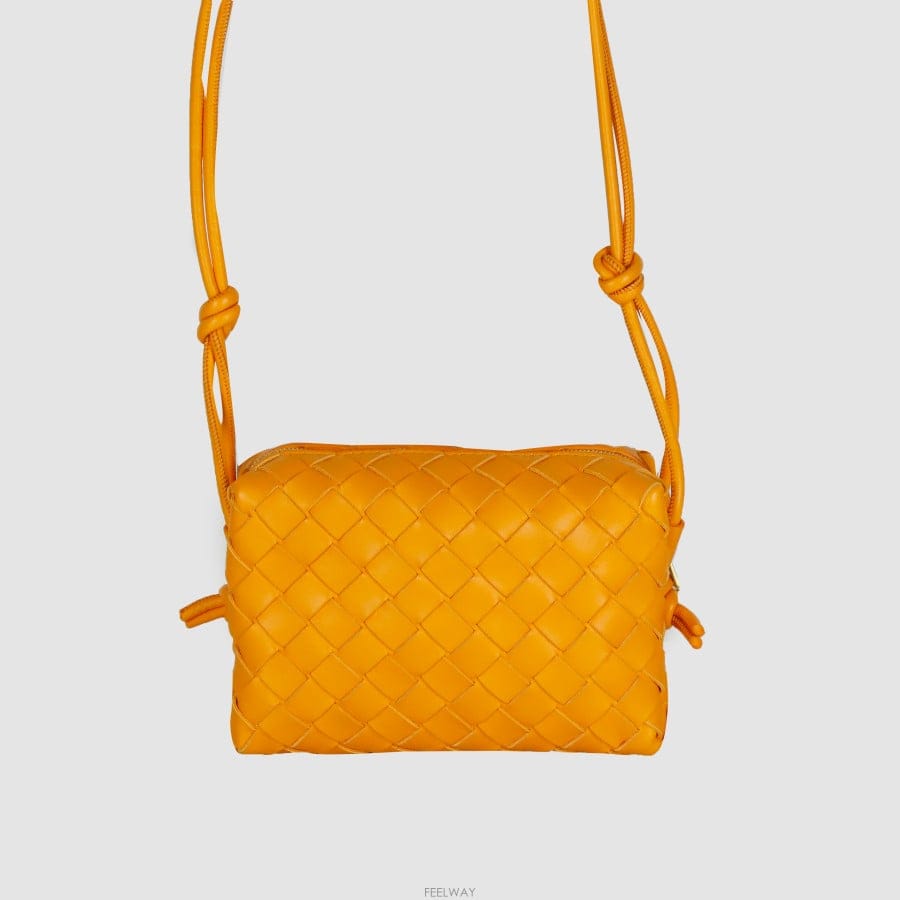Bottega Veneta [�Ƹ�����]�̴� ���װ�����Ÿ ��Ʈ��ġ���� ���� ī�޶� ũ�ν���723547[�Ƹ�����]�̴� ���װ�����Ÿ ��Ʈ��ġ���� ���� ī�޶� 