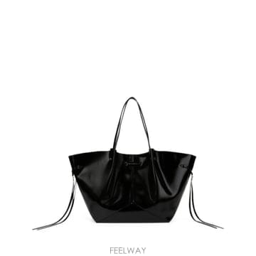 26 FW 칼라거펠트 라지 K 피어스드 샤이니 토트 백 B4W30332992 TP457760256