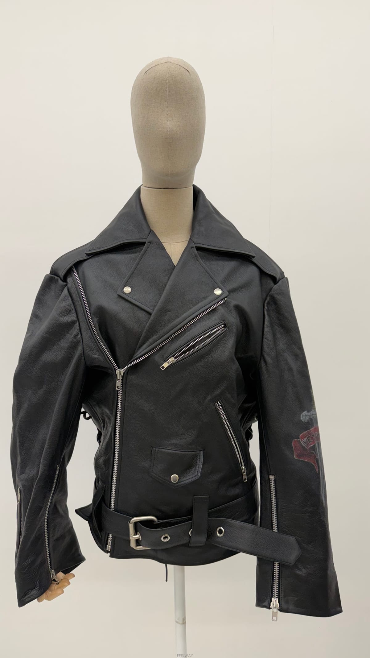 Vetements ��Ʈ�� ���ڸ� ���̴���Ʈ�� ���ڸ� ���̴�