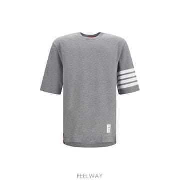 Thom Browne �ؿ� ���¸���� AW26 �� ���� ���� ��Ʈ������ Ƽ���� MJS168G07862_055�ؿ� ���¸���� AW26 �� ���� ���� ��Ʈ������ Ƽ���� 