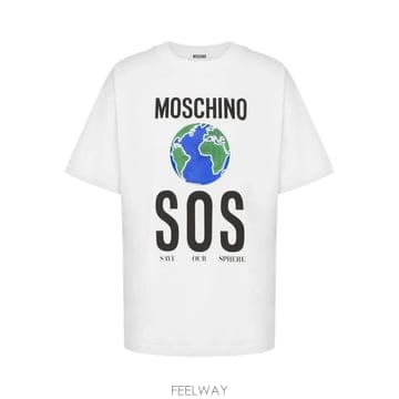 Moschino 26 FW ��Ű�� �۷κ� ����Ʈ SOS Ƽ���� 07135441 TP45612571426 FW ��Ű�� �۷κ� ����Ʈ SOS Ƽ���� 07135441 TP456