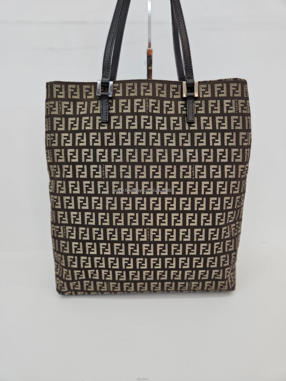 FENDI [�߰���ǰ ������ �����] ��� FF�ΰ� �ڰ��� ��Ű�� ���� ��Ʈ�� 8BH067[�߰���ǰ ������ �����] ��� FF�ΰ� �ڰ��� ��Ű�� ��