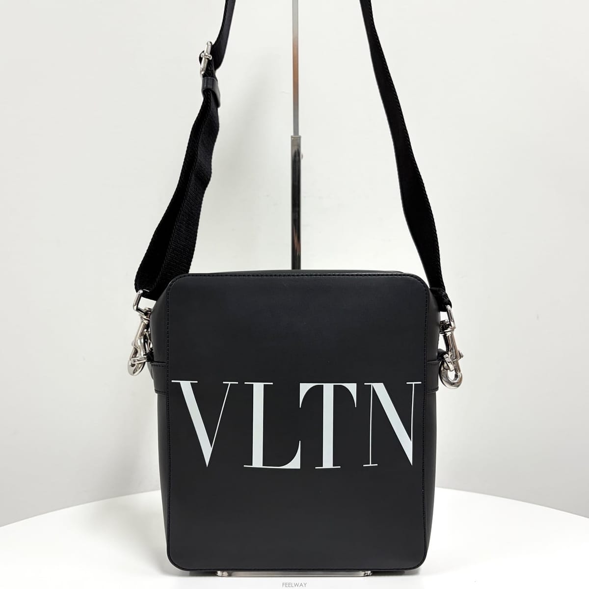 Valentino �߷�Ƽ�� �ΰ� ũ�ν��� & ����� ���� (5Y2B0943)�߷�Ƽ�� �ΰ� ũ�ν��� & ����� ���� (5Y2B0943)