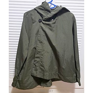 주카 카키색 바람막이 후드자켓(국내 매장판)