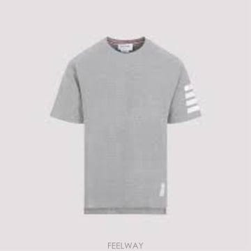 Thom Browne 27SS ����� ��ư 4�� �� ������ Ƽ MJS246A 07323 05527SS ����� ��ư 4�� �� ������ Ƽ MJS246A 07323 055
