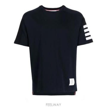 Thom Browne 27SS ����� ��ư 4�� �� ������ Ƽ MJS246A 07323 415 BLUE27SS ����� ��ư 4�� �� ������ Ƽ MJS246A 07323 415 