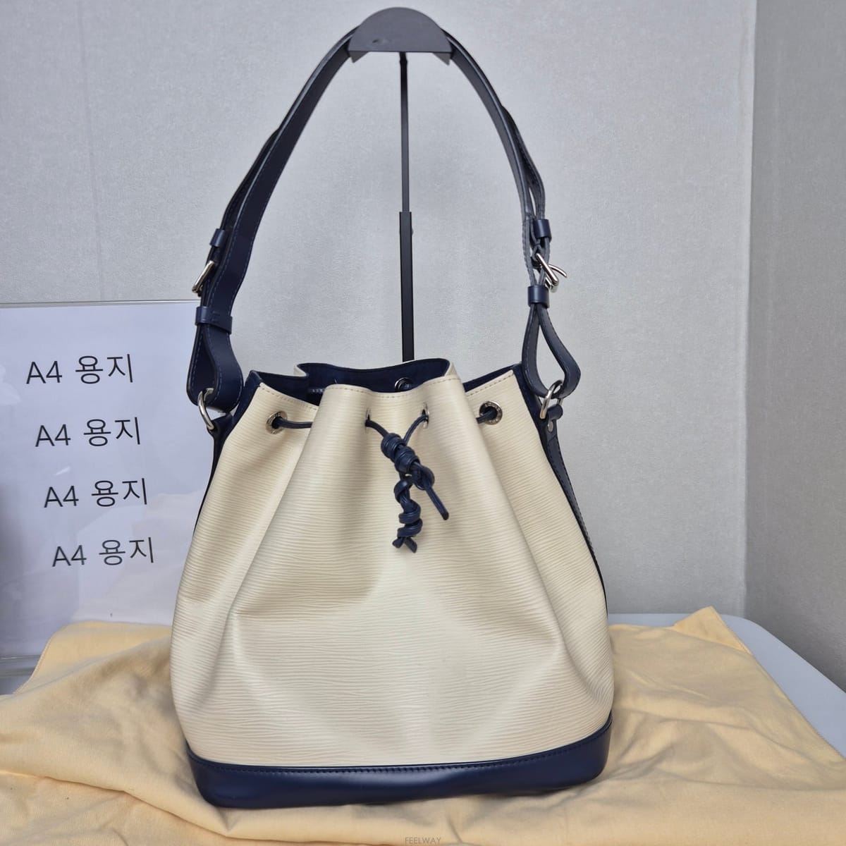 Louis Vuitton ���̺��� M40881 ���� �ڶ� �뿡 �����÷� ��Ŷ����̺��� M40881 ���� �ڶ� �뿡 �����÷� ��Ŷ��