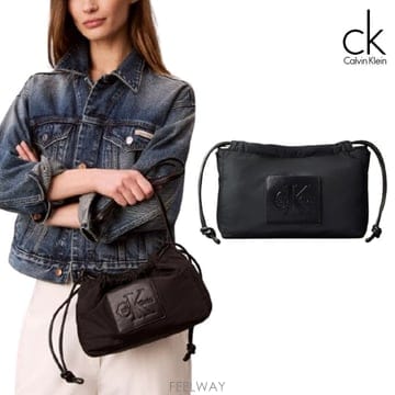 Calvin Klein Ķ��Ŭ���� ���� ���� ��ν�Ʈ�� ũ�ν��ٵ�� ����Ķ��Ŭ���� ���� ���� ��ν�Ʈ�� ũ�ν��ٵ�� ����
