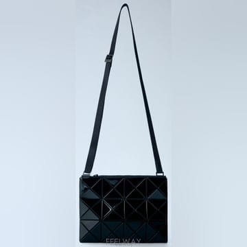 Issey Miyake 26 FW �ٿ��ٿ� �̼��̹̾��� Lucent ���� �缾Ʈ ũ�ν��� BB68AG05626 FW �ٿ��ٿ� �̼��̹̾��� Lucent ���� �缾Ʈ ũ�ν�