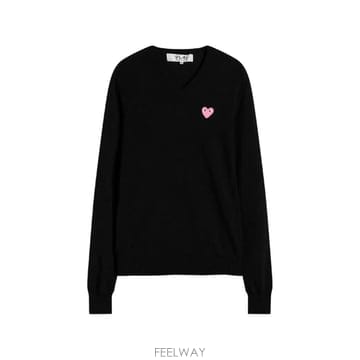 26 FW 꼼데가르송 heart patch V neck sweater AXN097051 TP458480103