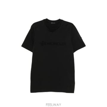 Moncler 26FW ��Ŭ���� �ڼ� ü�� �ΰ� ��ư Ƽ���� 89AUG 8C000 11 999 BLACK26FW ��Ŭ���� �ڼ� ü�� �ΰ� ��ư Ƽ���� 89AUG 8C000 1