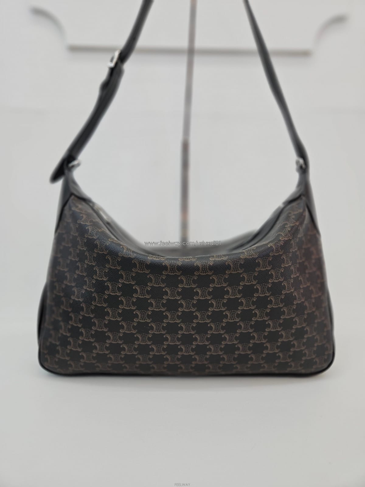 CELINE [�߰���ǰ ������ �����] ������ ���� ��Ʈ�� �ι� Ʈ������ ĵ���� ũ�ν��� 111772FT8[�߰���ǰ ������ �����] ������ ���� ��Ʈ�� �ι� Ʈ��