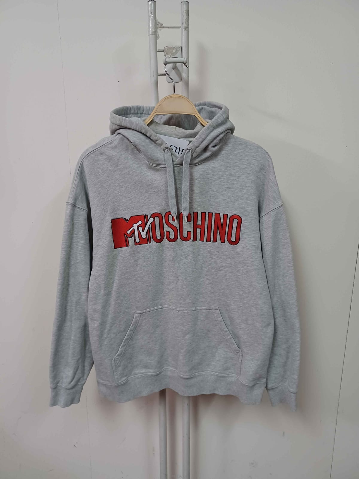 Moschino ��ȫ����/J-12319/��Ű�� ��ǰ ������ �ĵ� Ƽ���� M��ȫ����/J-12319/��Ű�� ��ǰ ������ �ĵ� Ƽ���� M