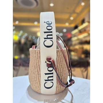 끌로에 우디 스몰 라피아 버킷백 CHC22SS381