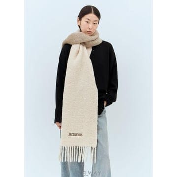Jacquemus 26 FW ��ũ���� ���� �������� ���Ƽ� ��ī�� 23HACU00574AOT4032 015 TP8700081526 FW ��ũ���� ���� �������� ���Ƽ� ��ī�� 23HACU00574