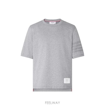 Thom Browne 26 FW ����� 4 �� ���丸 Ƽ���� MJT581AJ0276 TP45618387526 FW ����� 4 �� ���丸 Ƽ���� MJT581AJ0276 TP45618