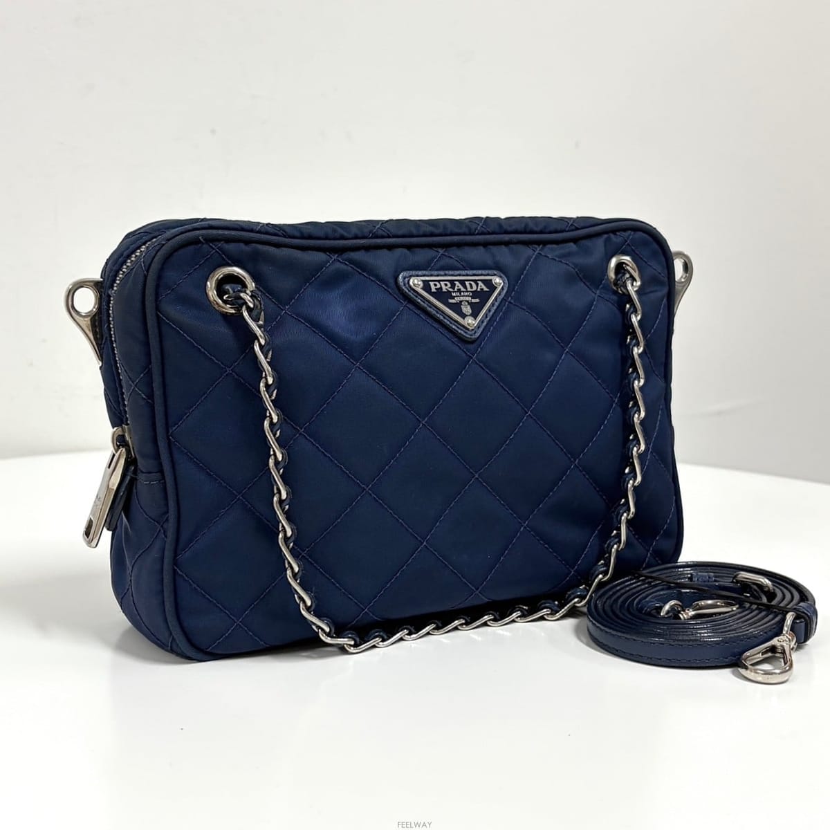 PRADA ����� �ﰢ�ΰ� ���Ϸ� ���� ü�� ����� ���̺������ �ﰢ�ΰ� ���Ϸ� ���� ü�� ����� ���̺�