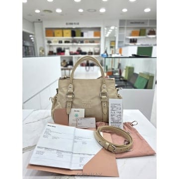26 FW 미우미우 샤이니 레더 숄더백/토트백 5BA333