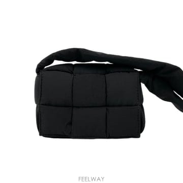 [당일발송] Bottega Veneta 보테가베네타 패딩 카세트백 미니 / 749877