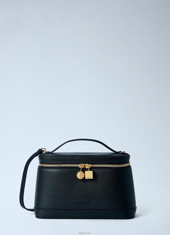Jacquemus 26 F/W ��ũ���� �� �ڶ� ����Ƽ �ڵ�� 26HBAW00479AC B011252342226 F/W ��ũ���� �� �ڶ� ����Ƽ �ڵ�� 26HBAW00479AC B0