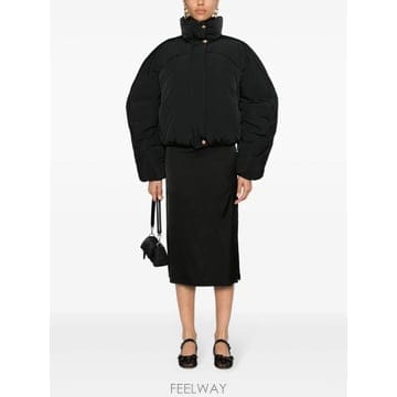 Jacquemus 26 FW ��ũ���� �� �εδ� �ڸ��� ī���� �е� ��Ŷ 241CO0491320 TP46044058926 FW ��ũ���� �� �εδ� �ڸ��� ī���� �е� ��Ŷ 241CO